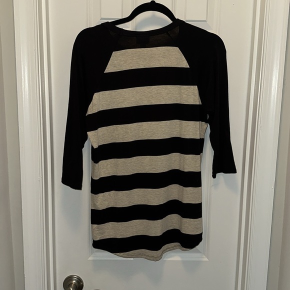 EUC LuLaRoe Randy Black and White Womens Size XS Mid-Length Sleeved Unisex shirt - Picture 2 of 4